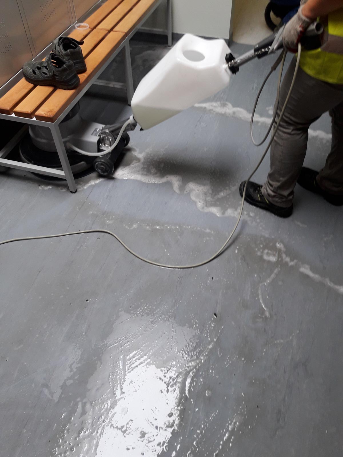 Posadzka przemysłowa w trakcie czyszczenia